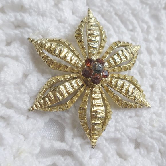 Mid Century Poinsettia Brooch - Picture 6 of 6